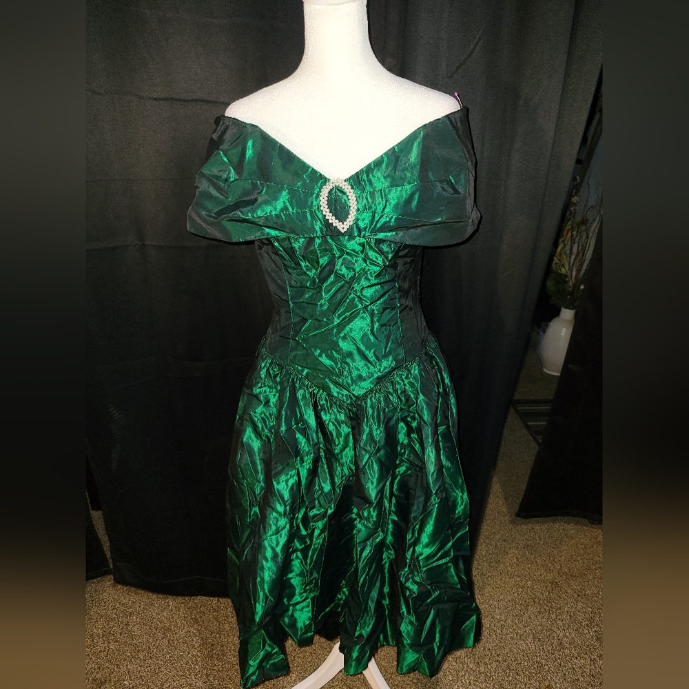 Vintage Emerald Green Off-Shoulder Dress
